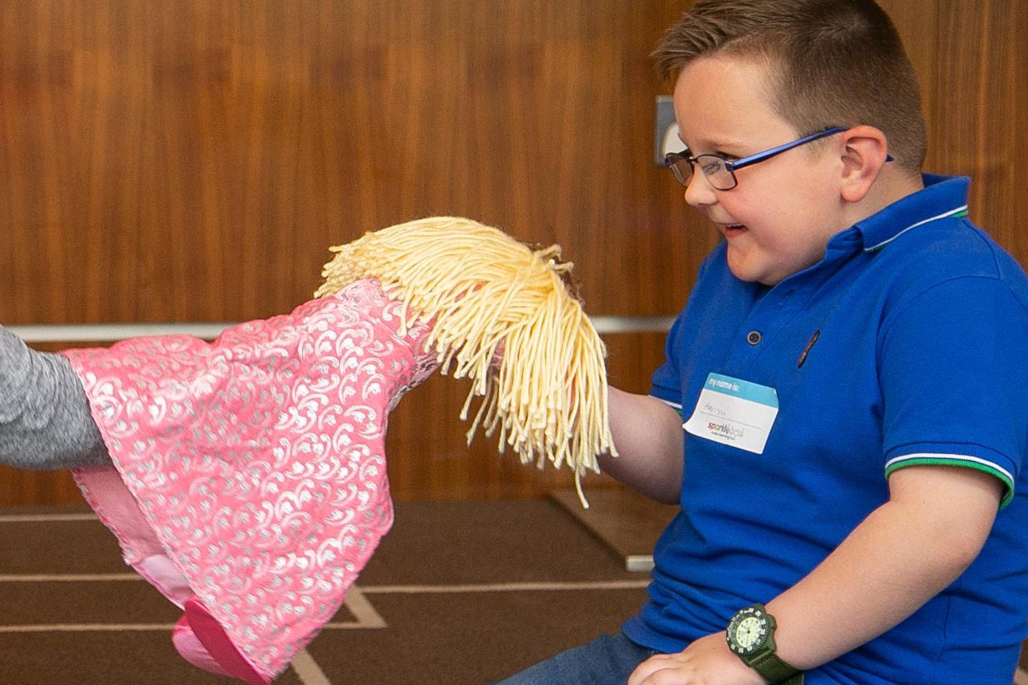 Sheraton Grand Hotel & Spa Edinburgh Exterior photo A child with a hand puppet